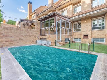Adossat amb piscina en venda a Hortaleza