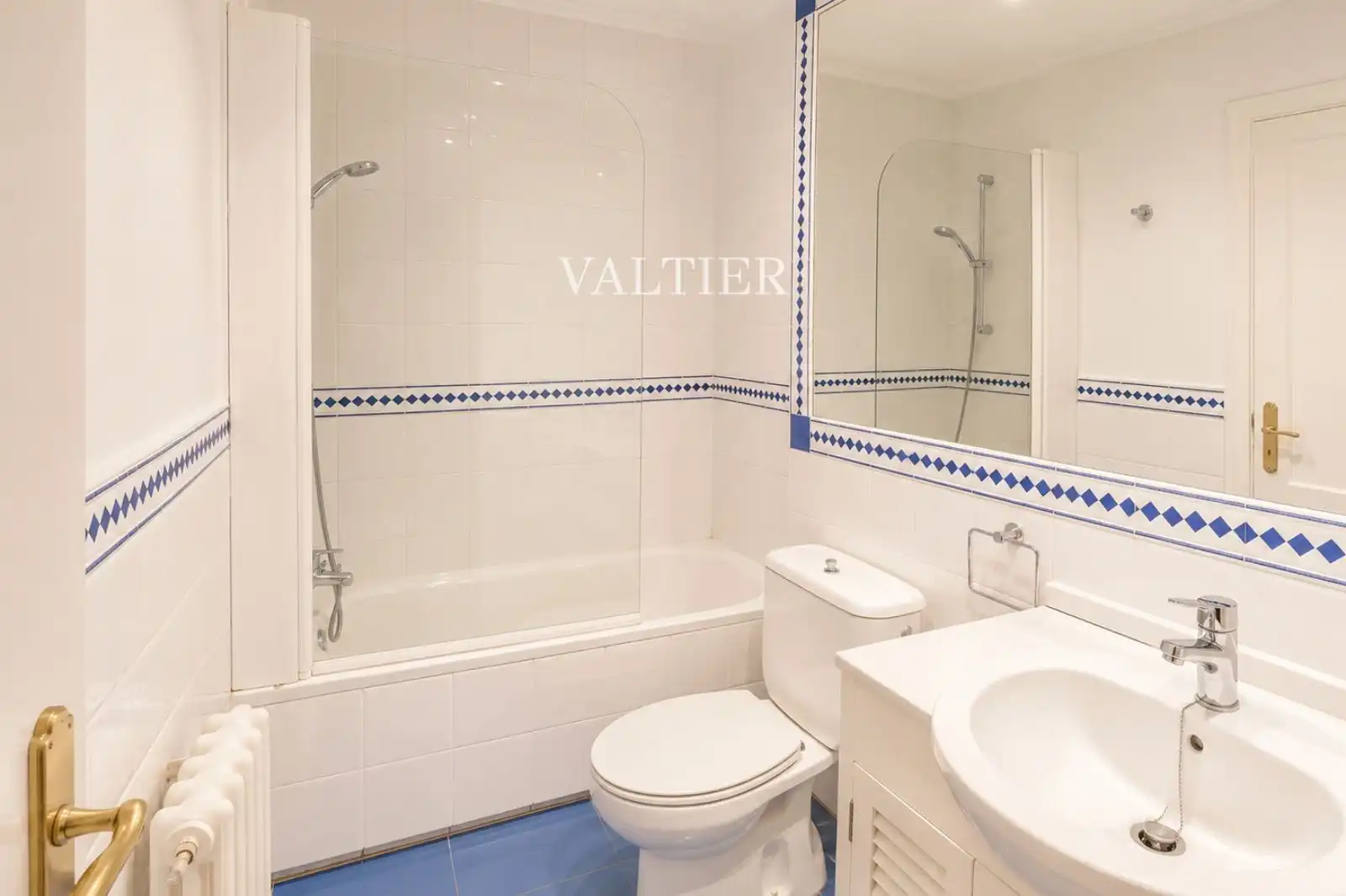 Bathroom of Flat for rent in Madrid  with Air Conditioner, Swimming Pool and Community pool