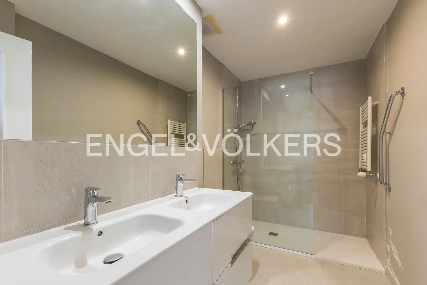 Bathroom of Flat for sale in Madrid  with Air Conditioner, Heating and Terrace