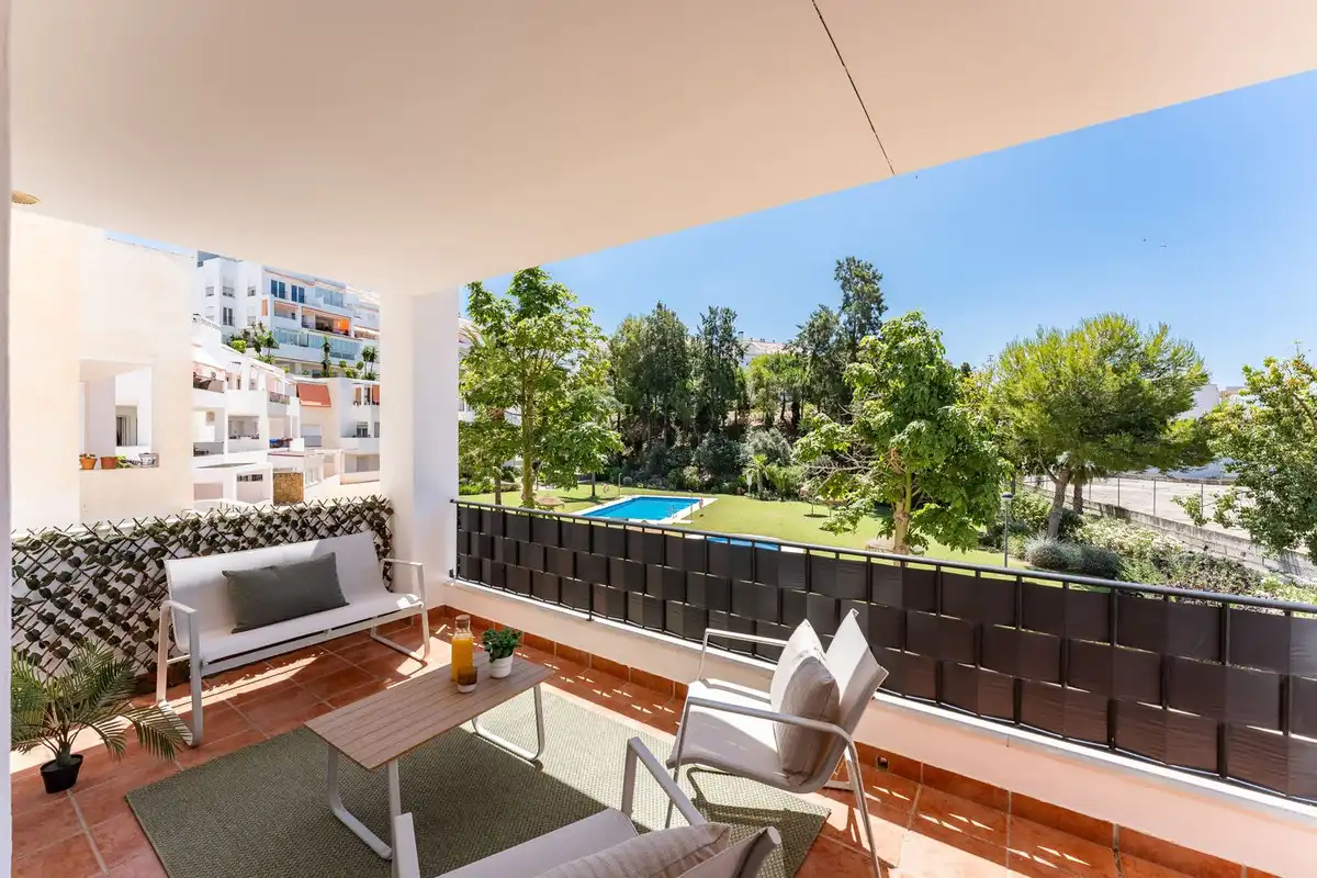 Apartment with pool for sale in camelia
