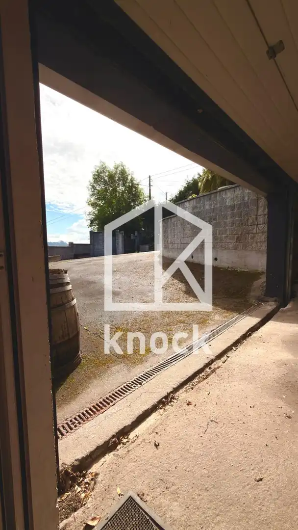 Aparcament de Casa o xalet en venda en Oviedo  amb Calefacció, Parquet i Terrassa