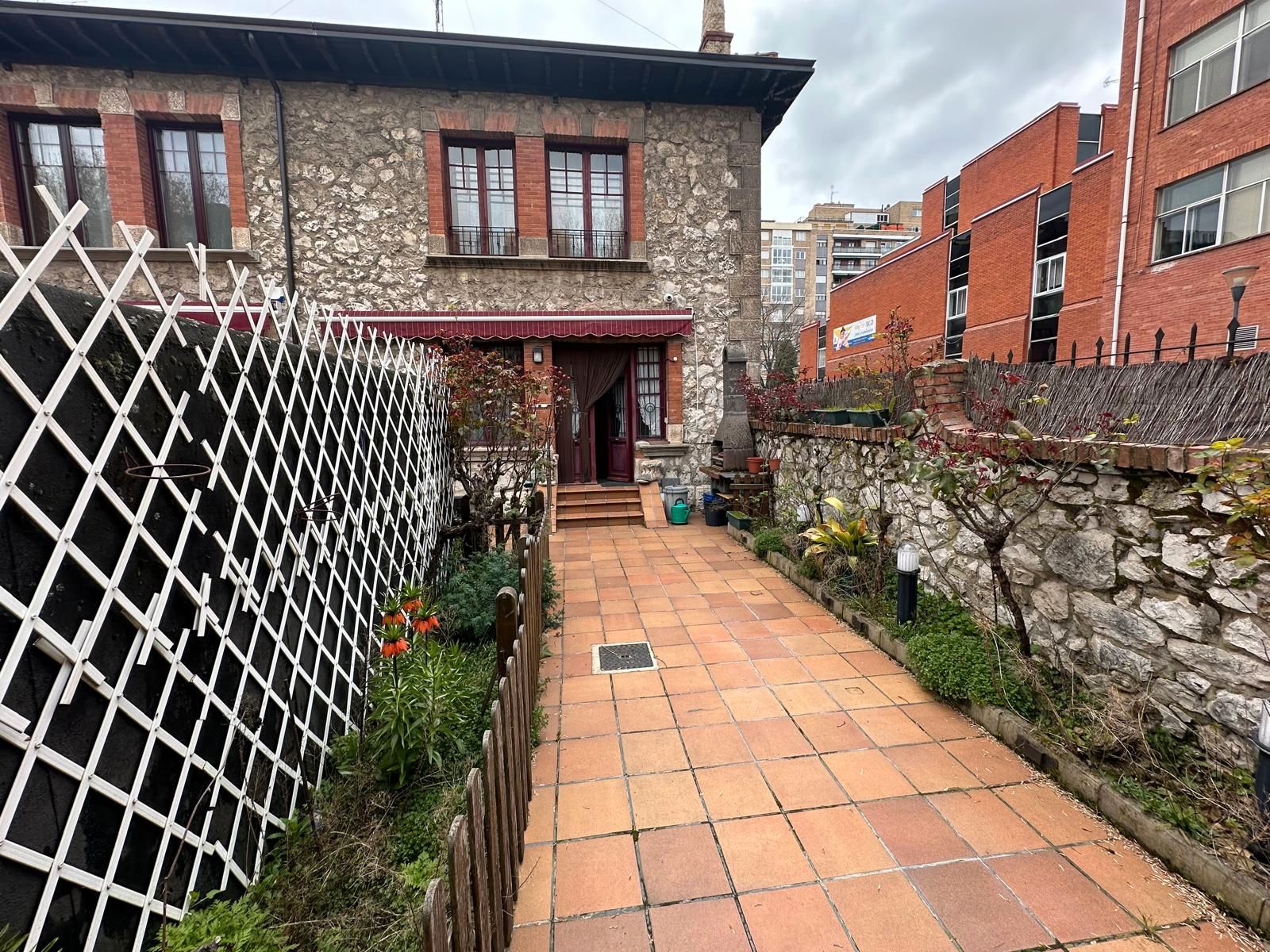 Jardí de Casa adosada en venda en Burgos Capital amb Jardí privat, Terrassa i Traster