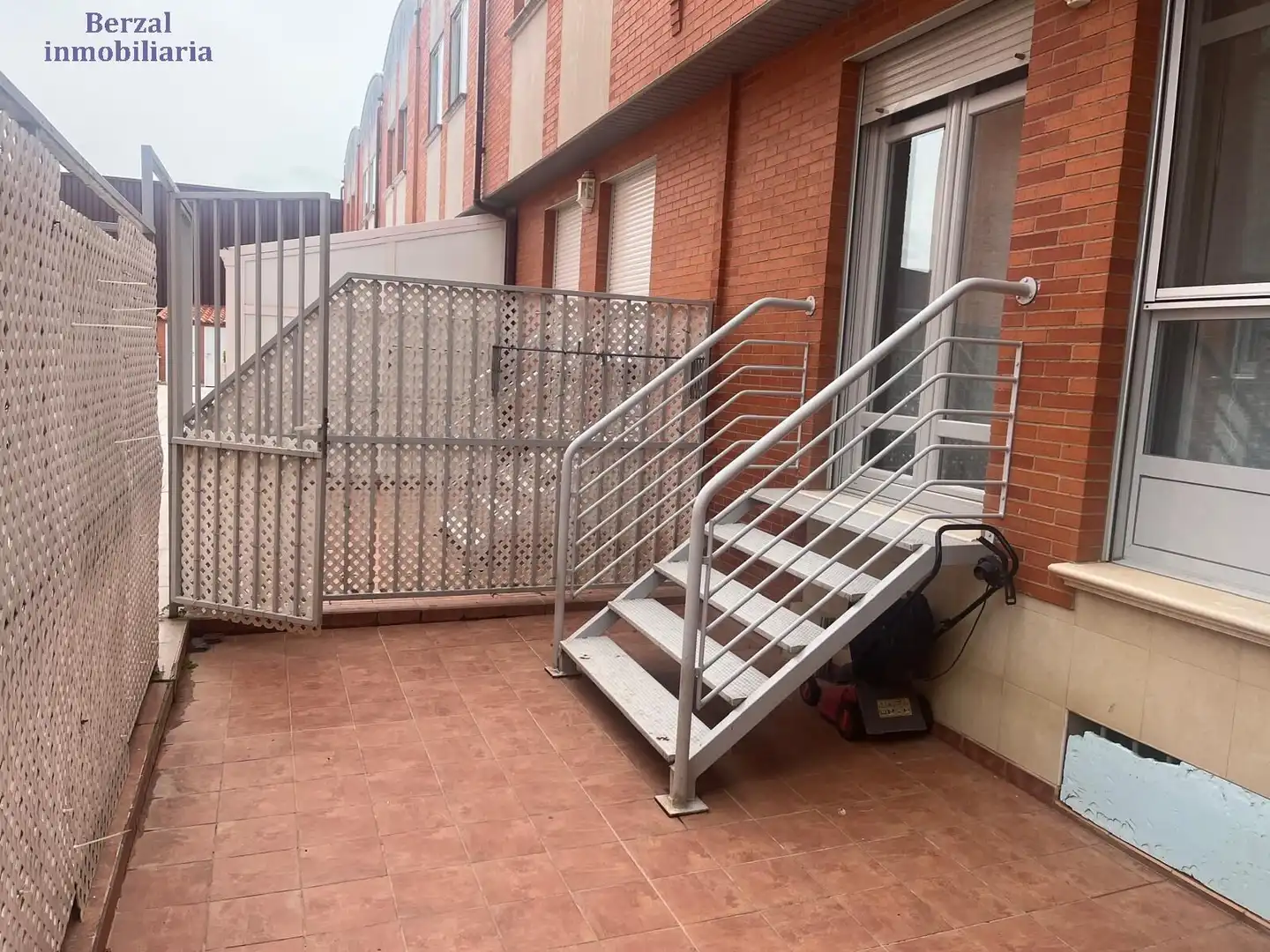 Terrassa de Casa adosada en venda en  Logroño amb Aire condicionat, Calefacció i Jardí privat