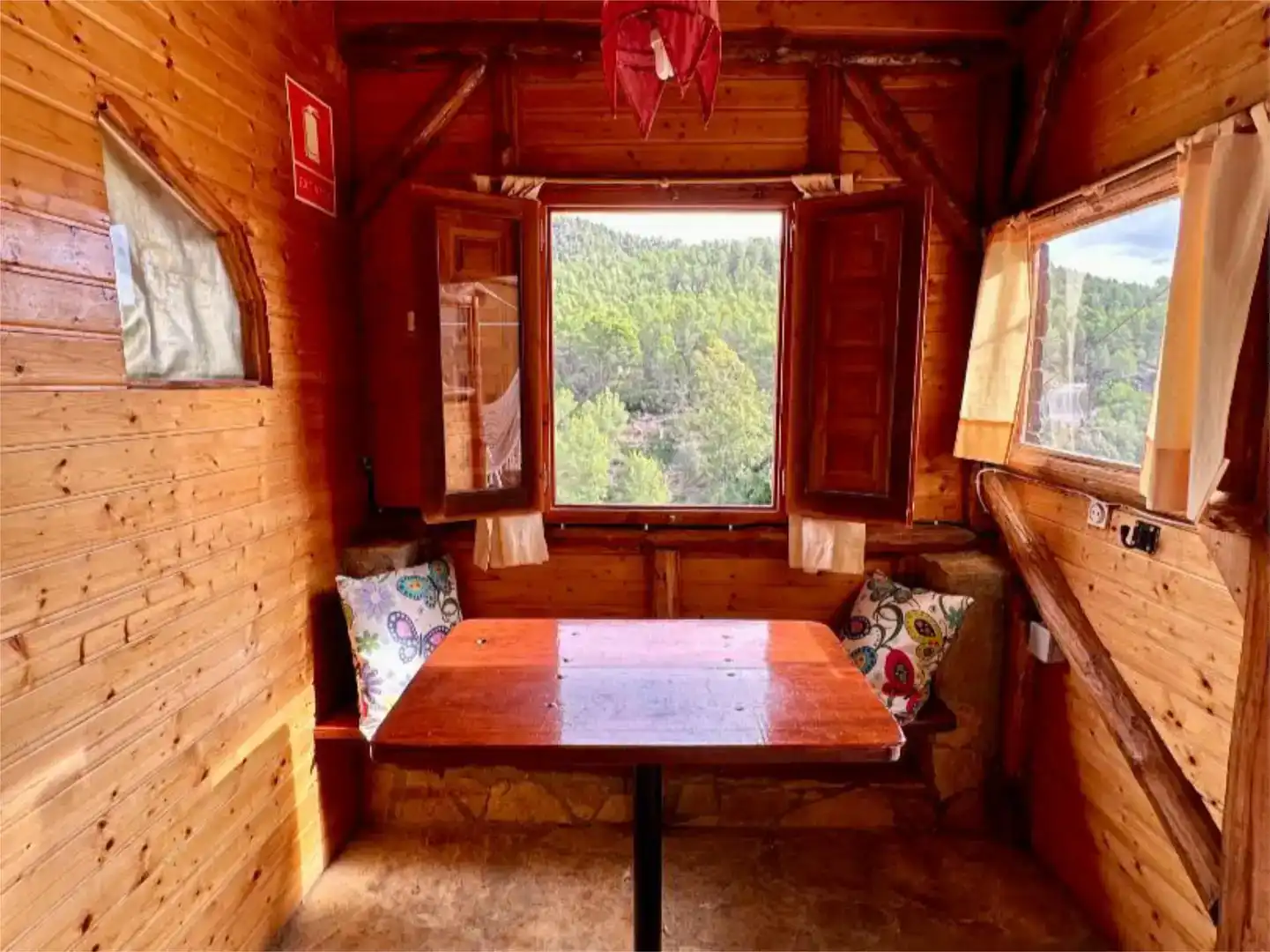 Menjador de Local en venda en Montanejos amb Parquet i Moblat
