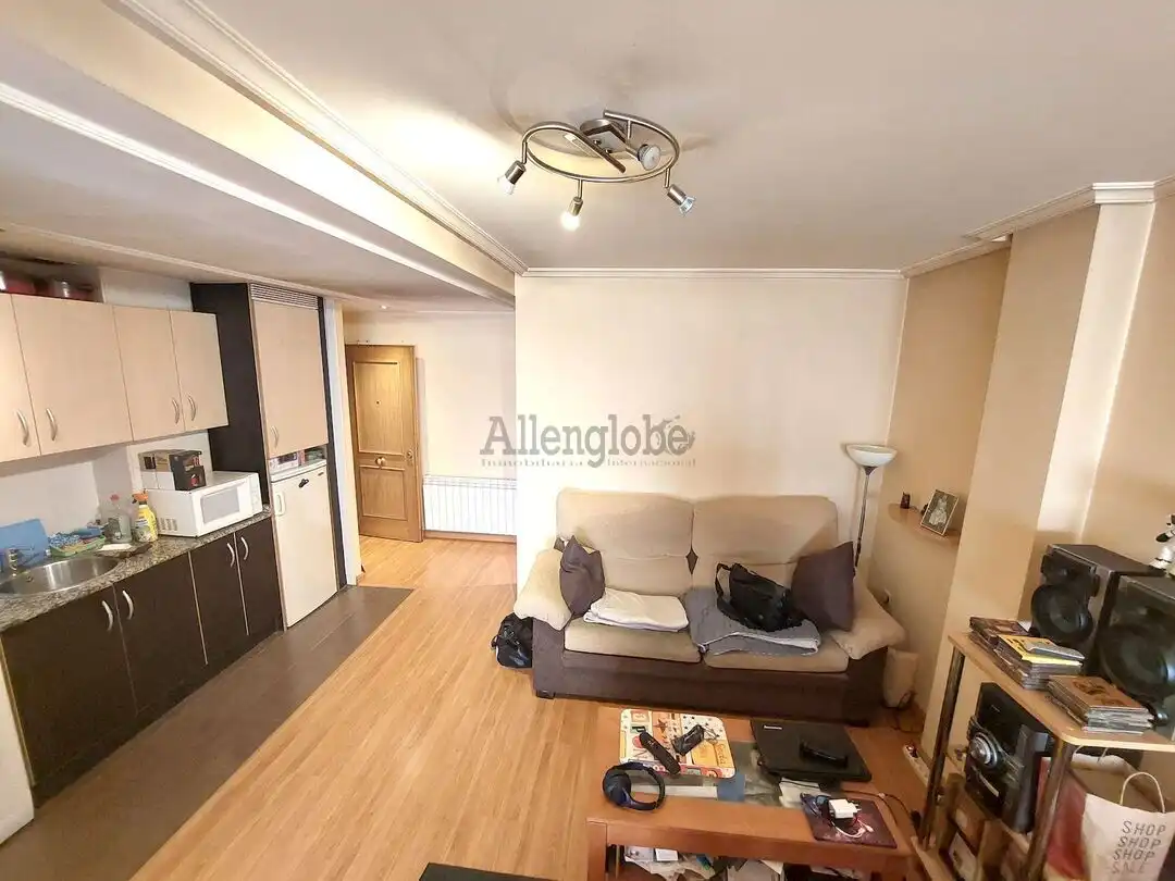 Sala d'estar de Pis en venda en Oviedo  amb Calefacció