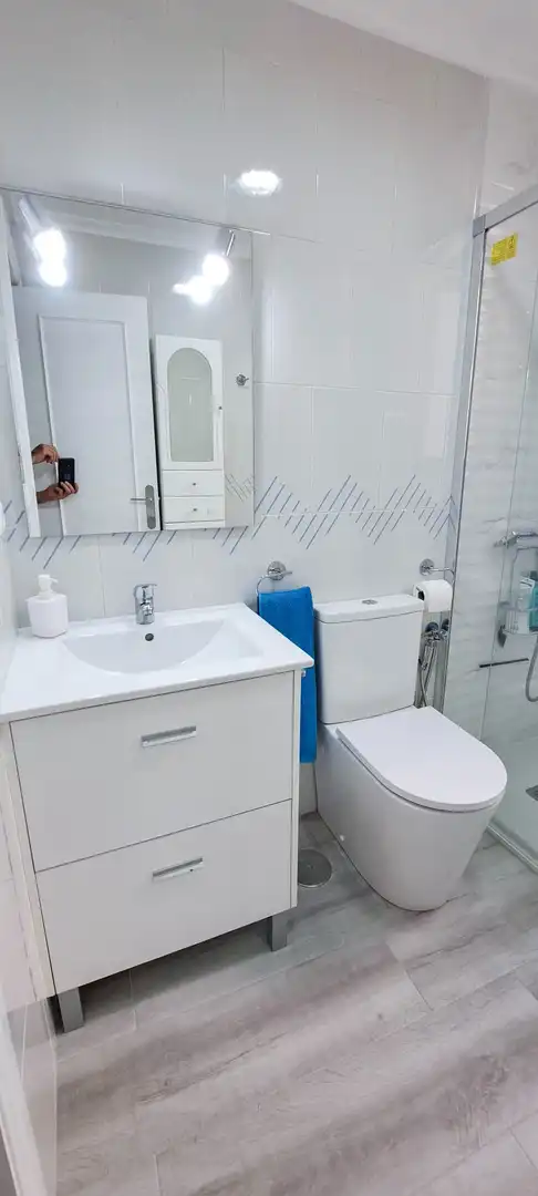 Bany de Pis de lloguer en Torrevieja amb Aire condicionat, Calefacció i Terrassa