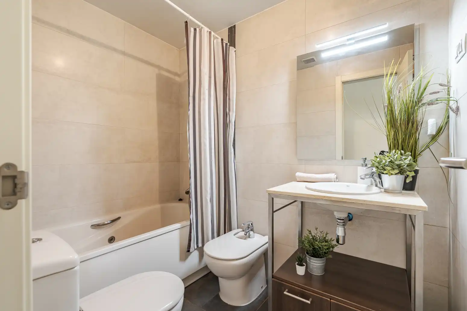 Baño de Piso en venta en Madrid con Aire acondicionado, Calefacción y Jardín privado