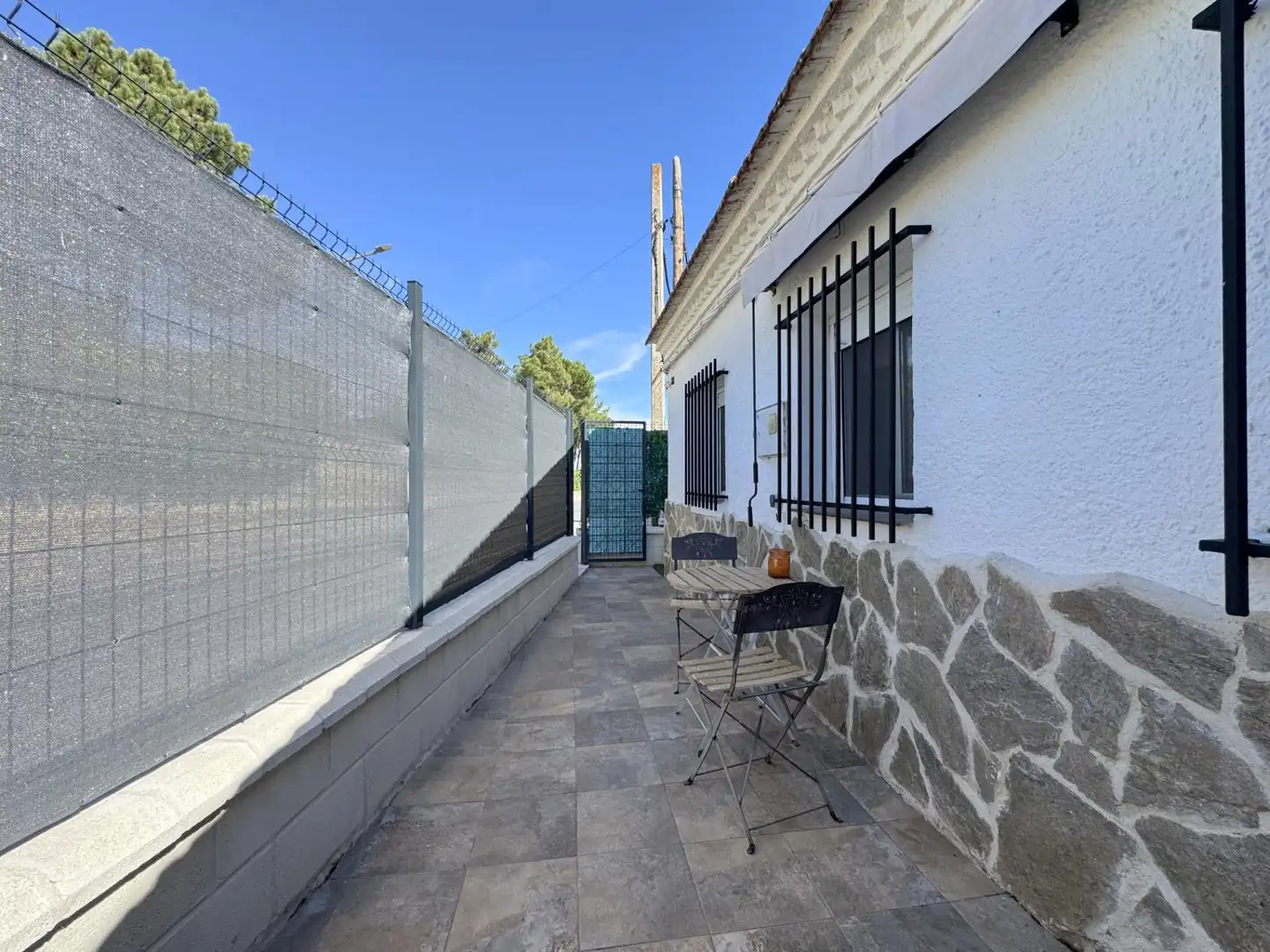 Vista exterior de Casa adosada en venda en Sanchidrián amb Parquet, Moblat i Piscina comunitària