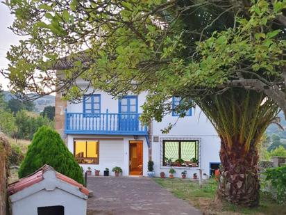 Vista exterior de Casa o xalet en venda en Corvera de Toranzo amb Terrassa i Balcó