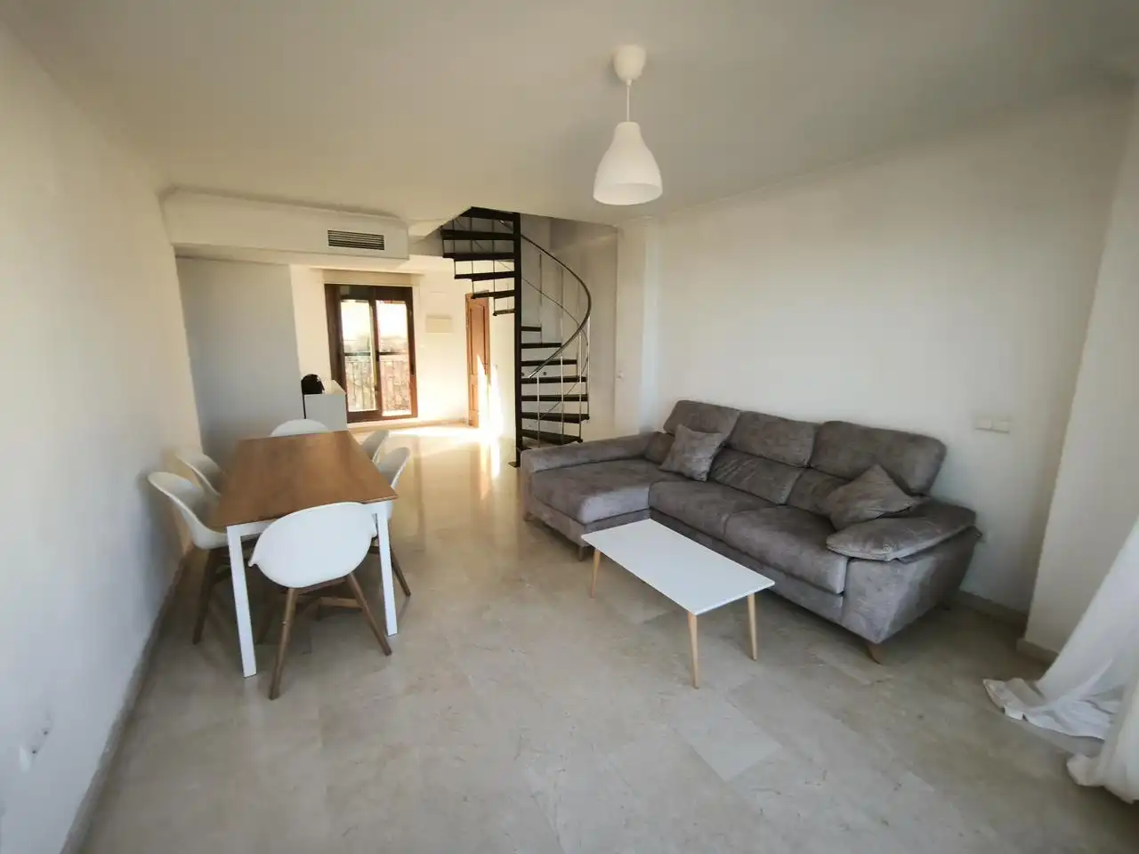 Sala de estar de Dúplex de alquiler en Benalmádena con Aire acondicionado y Terraza