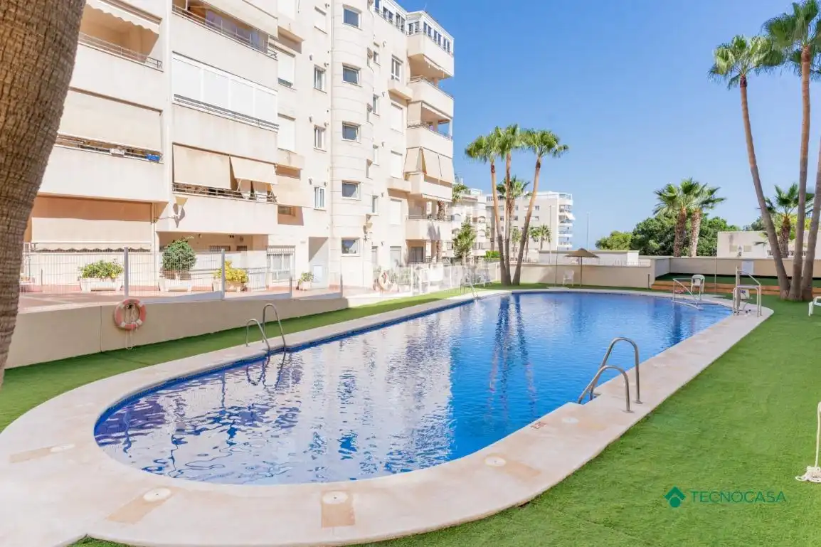 Piscina de Pis en venda en Roquetas de Mar amb Aire condicionat i Terrassa