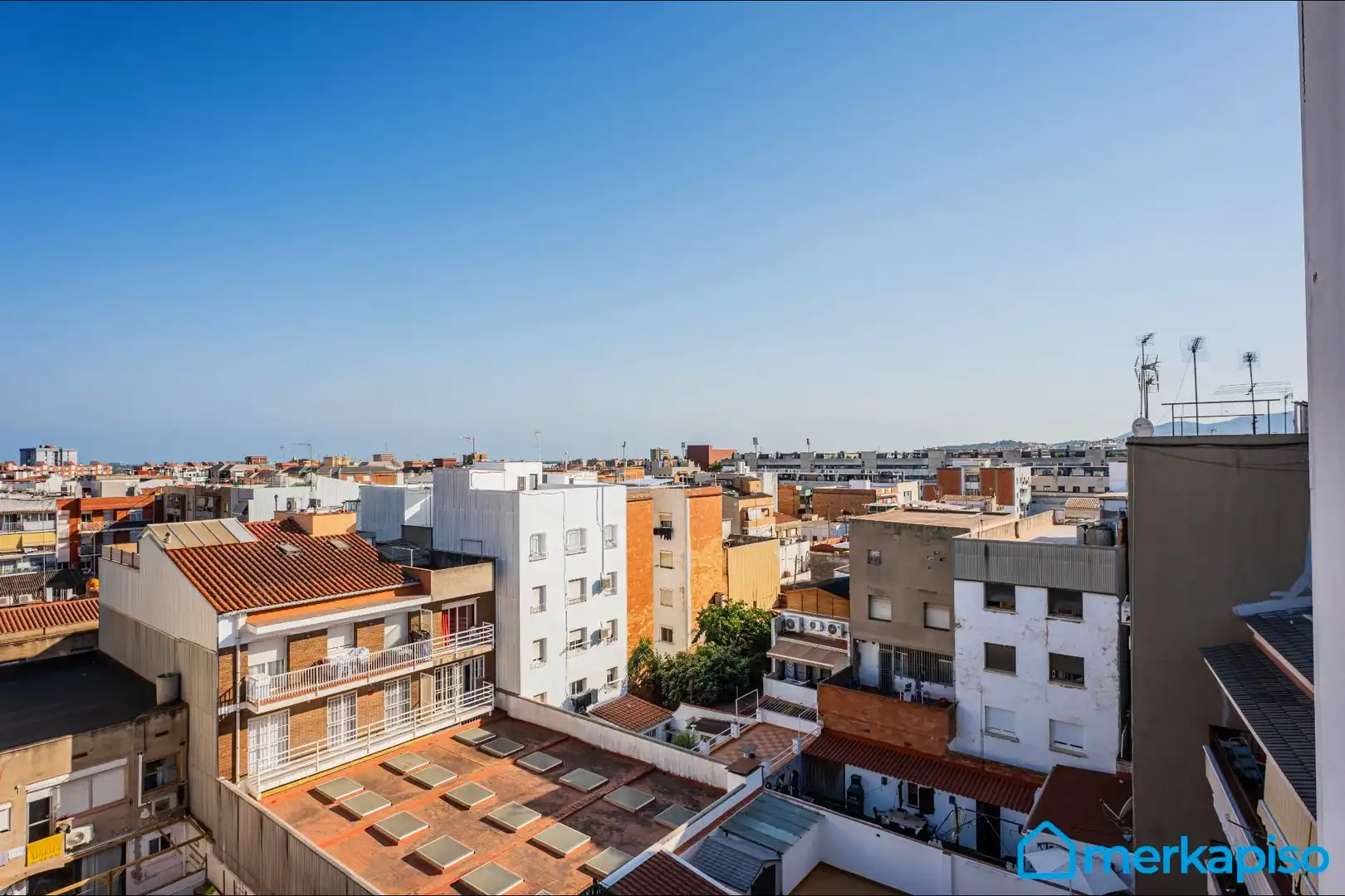 Vista exterior de Àtic en venda en Viladecans amb Aire condicionat, Parquet i Balcó