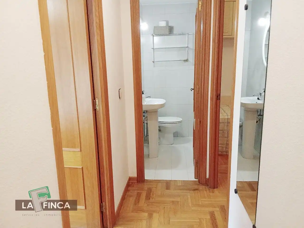 Bathroom of Flat for sale in Oviedo   with Heating, Parquet flooring and Furnished