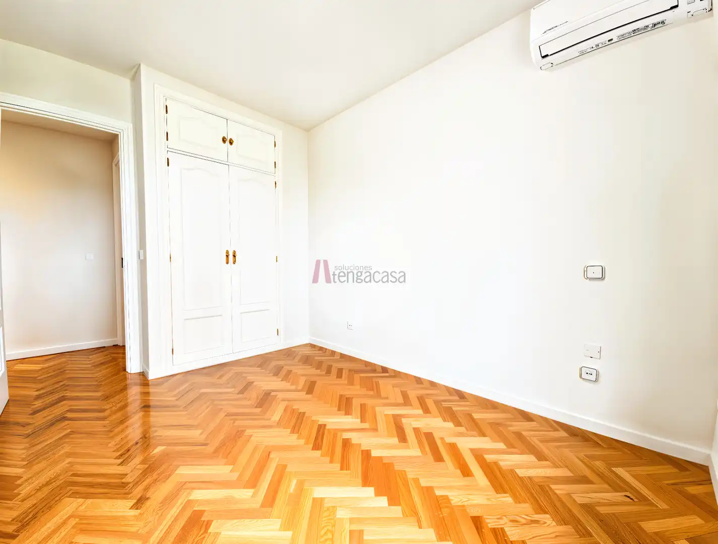 Bedroom of Attic for rent in Pozuelo de Alarcón  with Air Conditioner, Heating and Parquet flooring