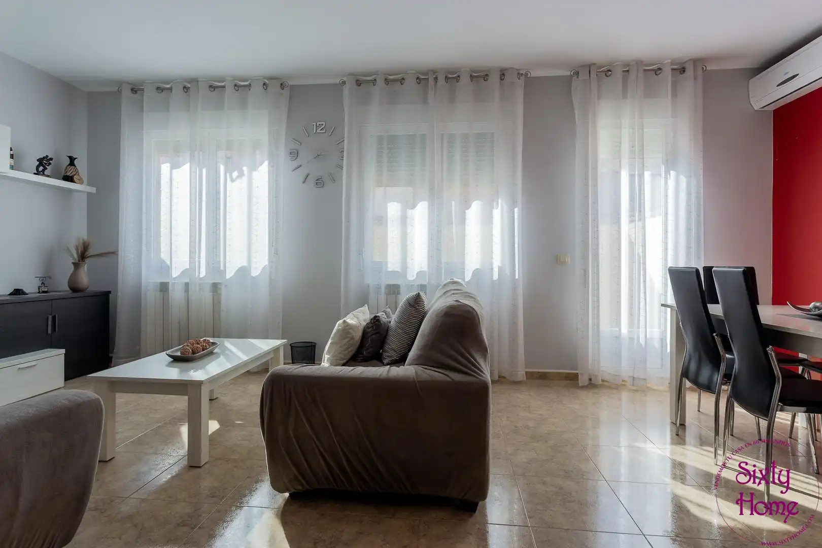 Sala d'estar de Casa adosada en venda en Biota amb Parquet, Terrassa i Moblat