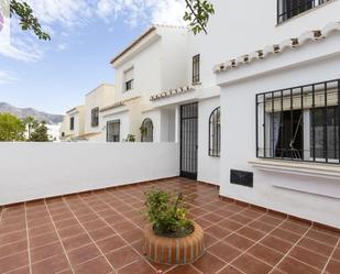 Vista exterior de Casa adosada en venda en Almuñécar amb Jardí privat, Parquet i Terrassa