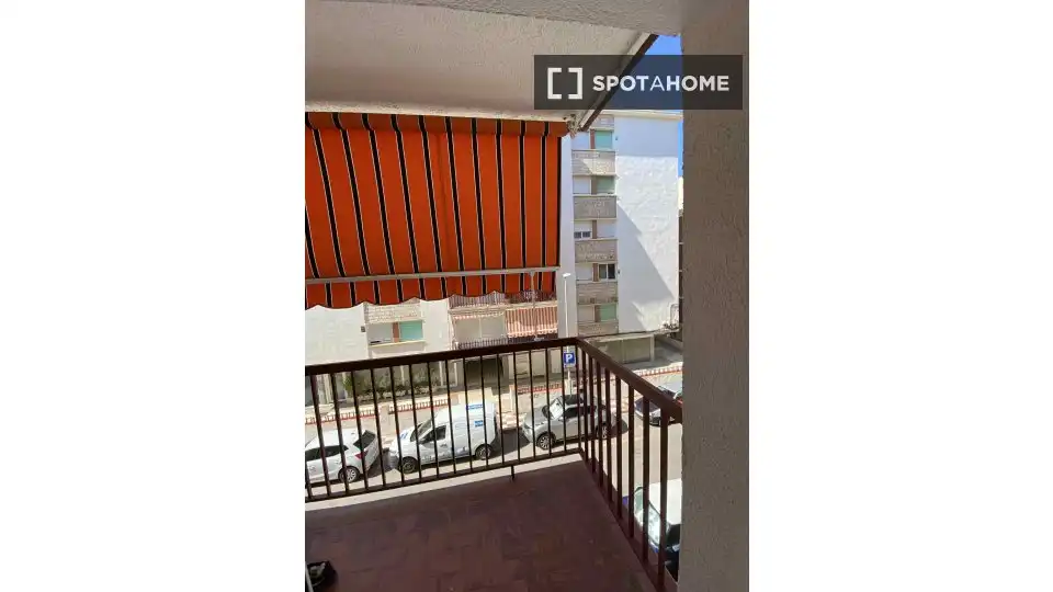 Terrassa de Pis per a compartir en Canet de Mar amb Aire condicionat, Calefacció i Moblat