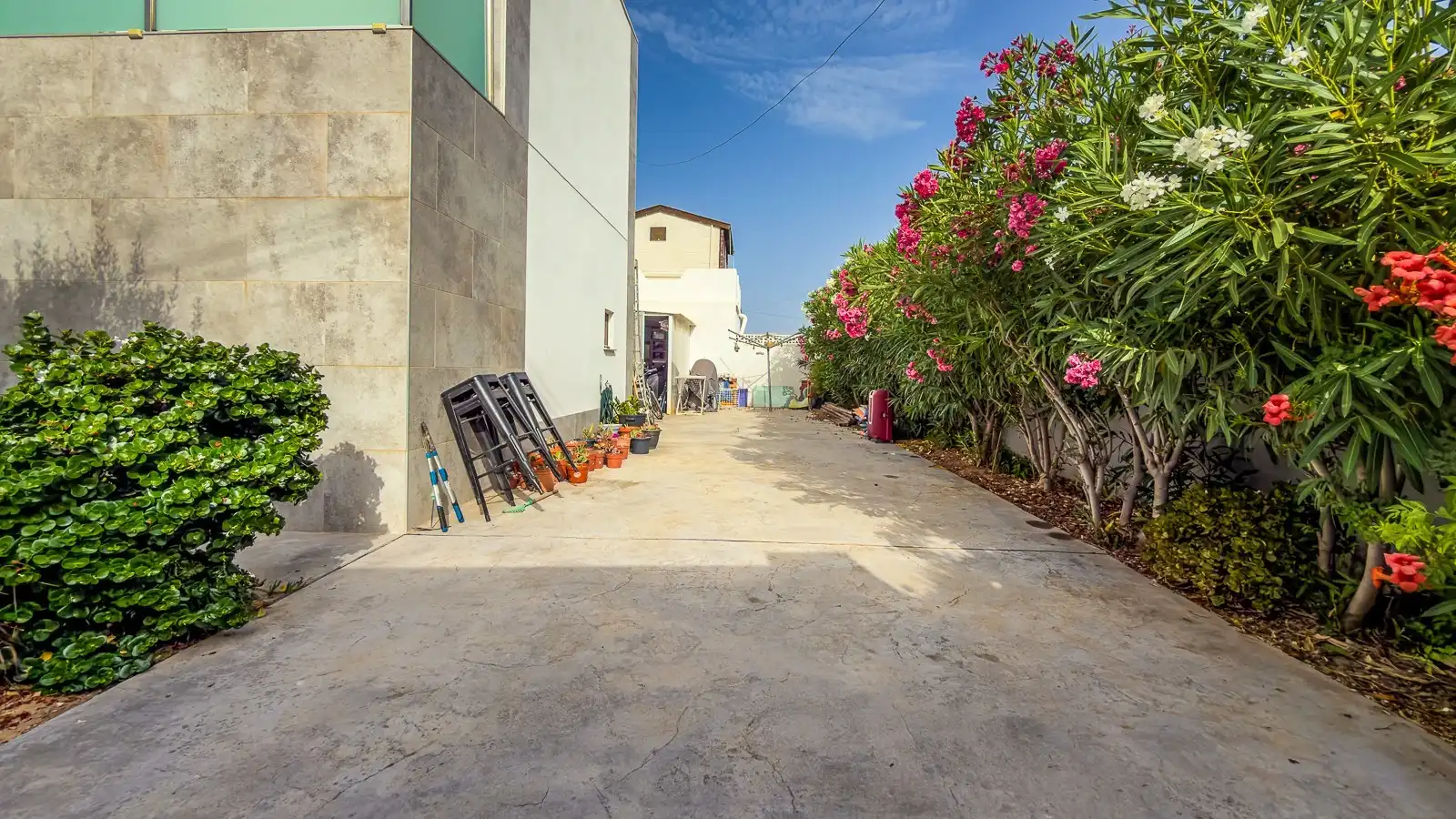 Vista exterior de Casa o xalet en venda en Torrevieja amb Jardí privat, Terrassa i Traster