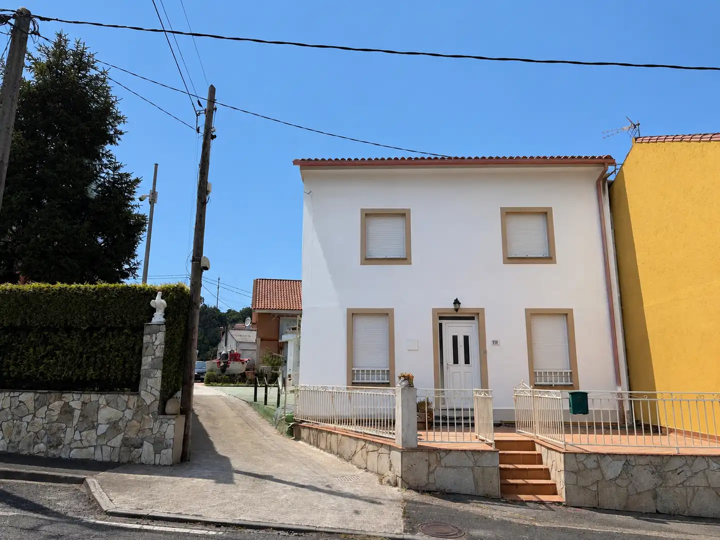 Vista exterior de Casa adosada en venda en Boiro amb Calefacció, Jardí privat i Terrassa