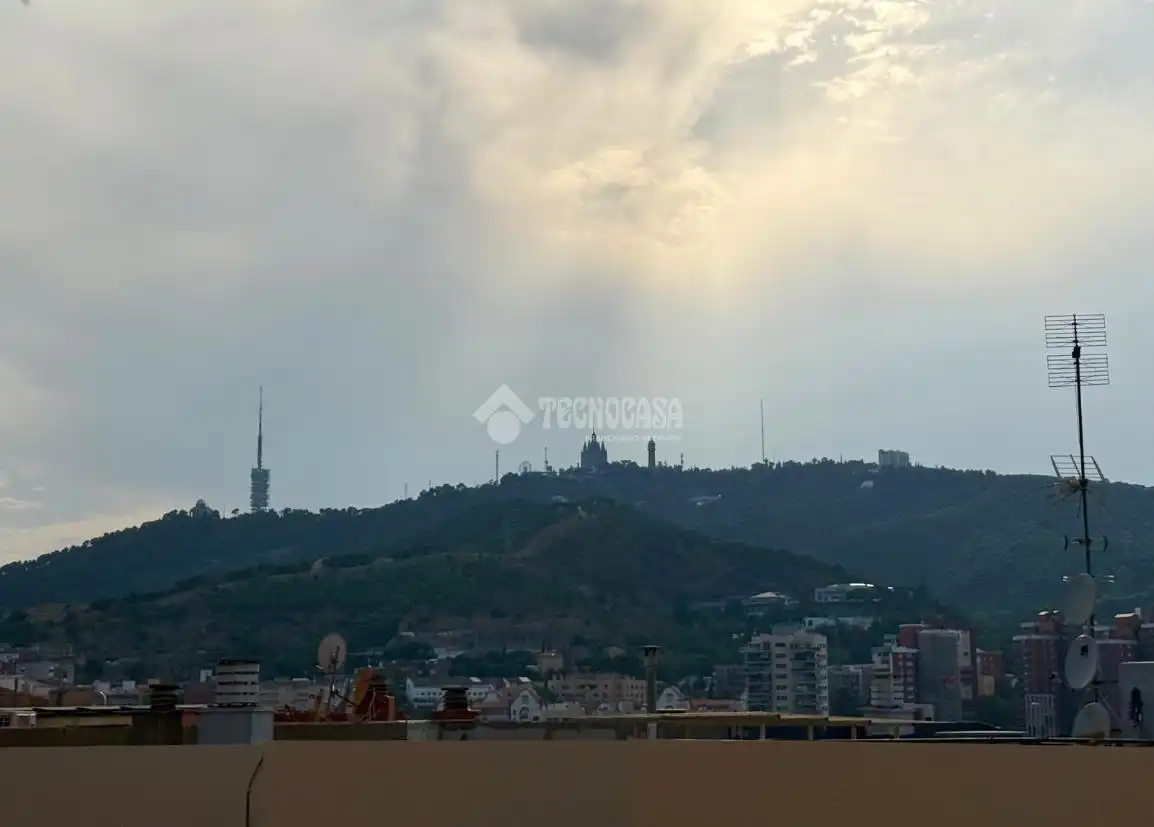 Vista exterior de Pis en venda en Barcelona amb Calefacció i Balcó
