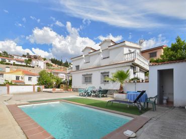 Chalet con piscina en venta en Calle Malacabi 3