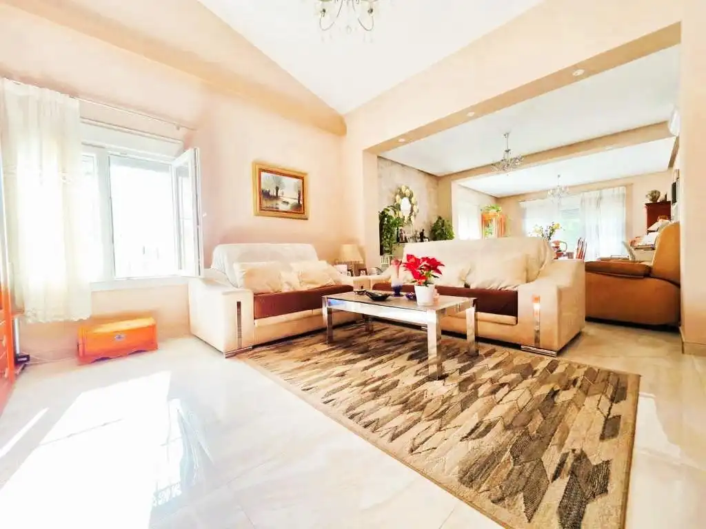 Sala d'estar de Casa o xalet en venda en Málaga amb Aire condicionat, Jardí privat i Terrassa