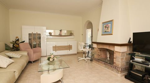 Se presenta esta exclusiva villa de estilo mediterráneo ubicada en una amplia parcela de 1.040 m, con una vivienda de 340 m constr, imatge 2
