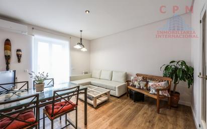 Living room of Flat to rent in  Madrid Capital  with Air Conditioner, Heating and Parquet flooring