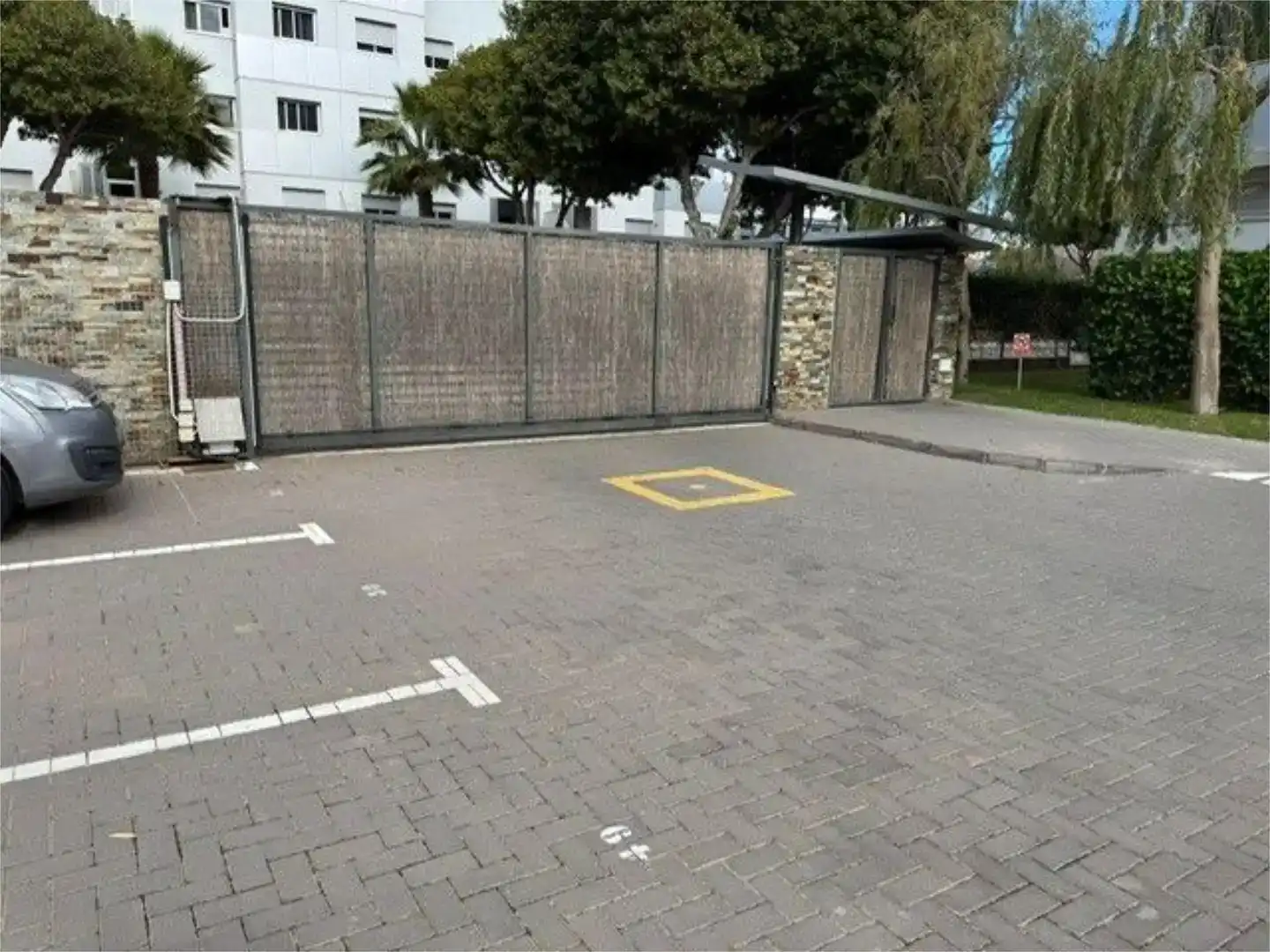Aparcament de Pis en venda en Fuengirola amb Aire condicionat, Jardí privat i Parquet