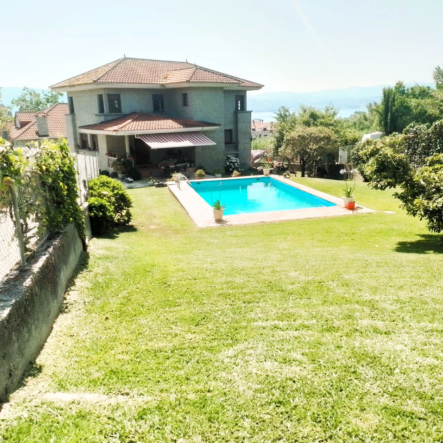Piscina de Casa o xalet en venda en Moaña amb Calefacció, Jardí privat i Parquet