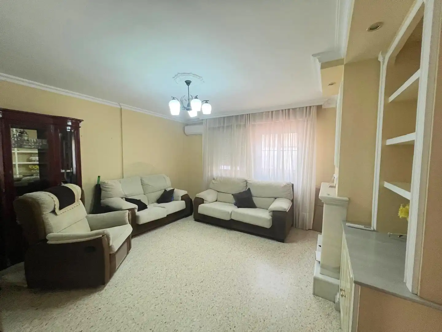 Sala d'estar de Casa adosada en venda en Sevilla amb Aire condicionat, Terrassa i Piscina comunitària
