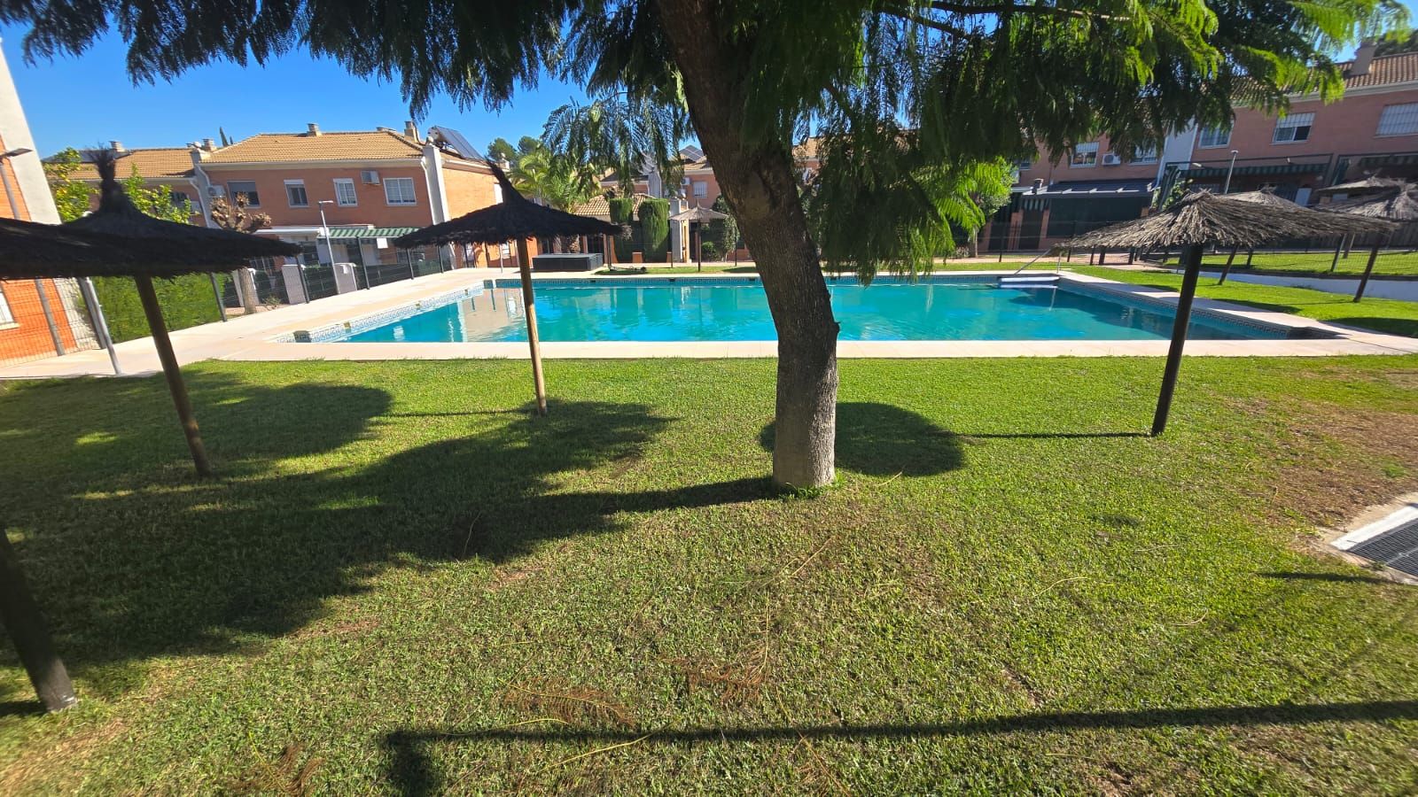 Piscina de Casa o xalet en venda en Montequinto amb Aire condicionat, Traster i Piscina