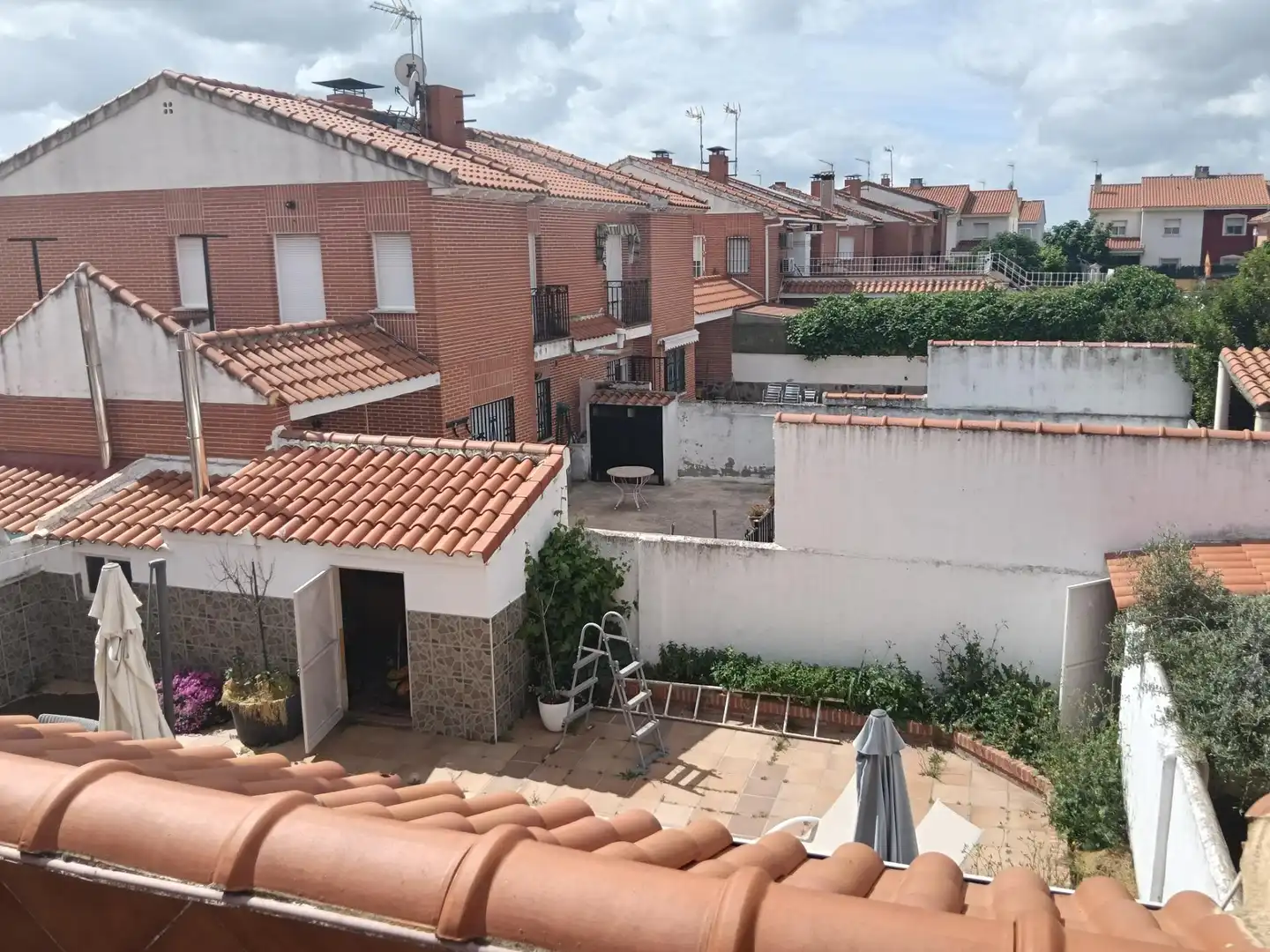 Vista exterior de Casa adosada en venda en Cedillo del Condado amb Calefacció, Jardí privat i Terrassa