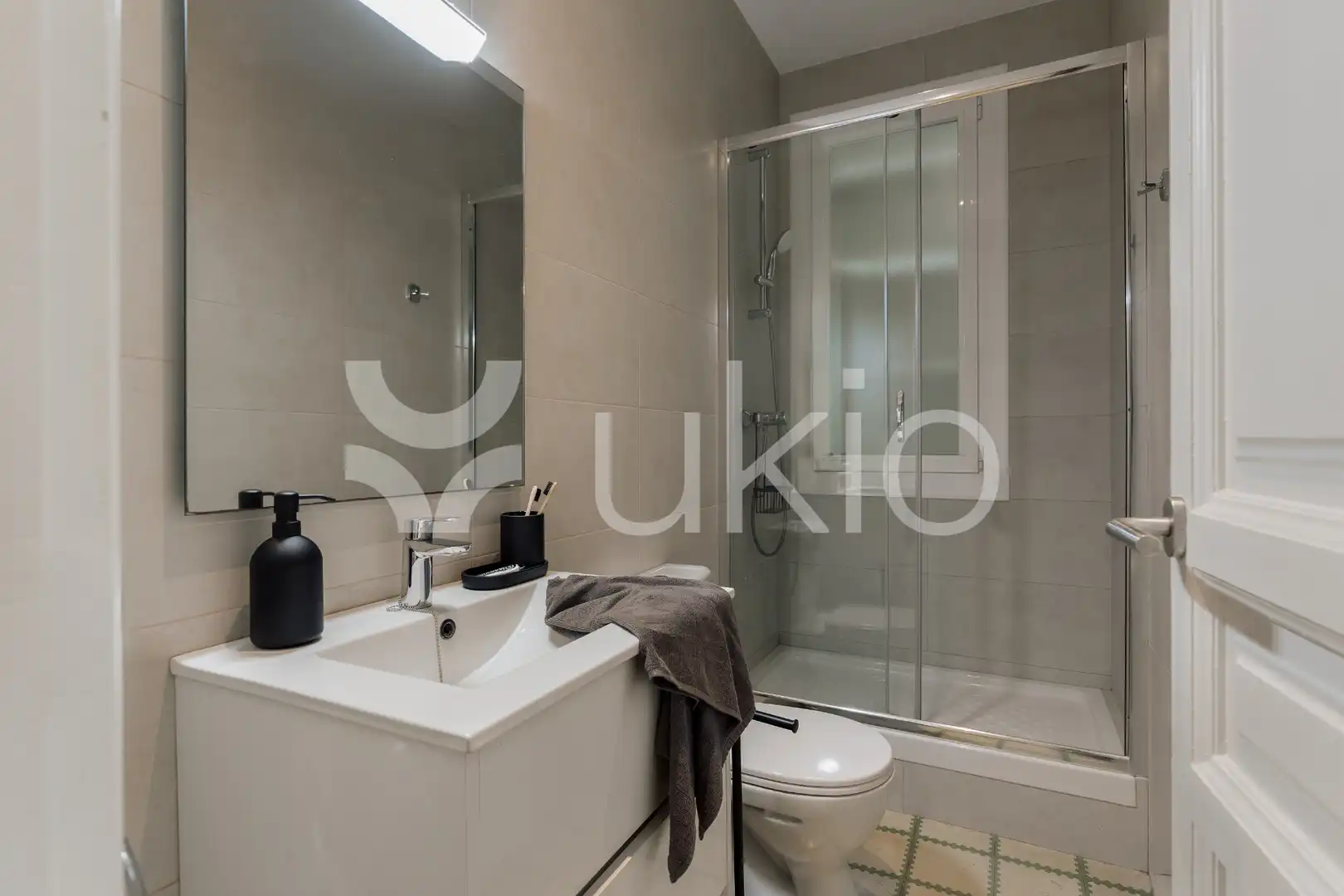Baño de Apartamento de alquiler en Barcelona con Aire acondicionado, Calefacción y Amueblado