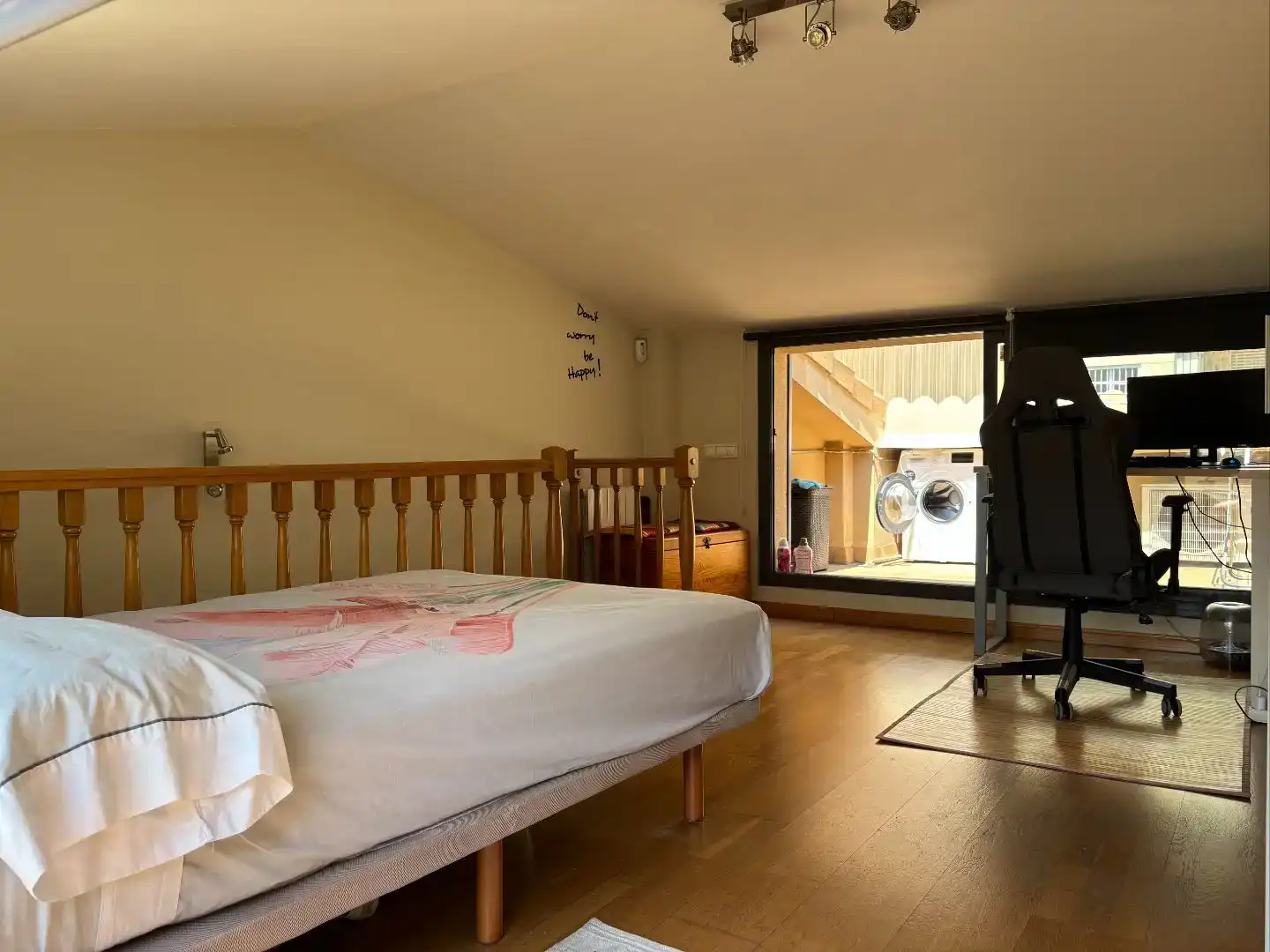 Habitación de Casa adosada en venta en Cornellà de Llobregat con Aire acondicionado, Jardín privado y Parquet