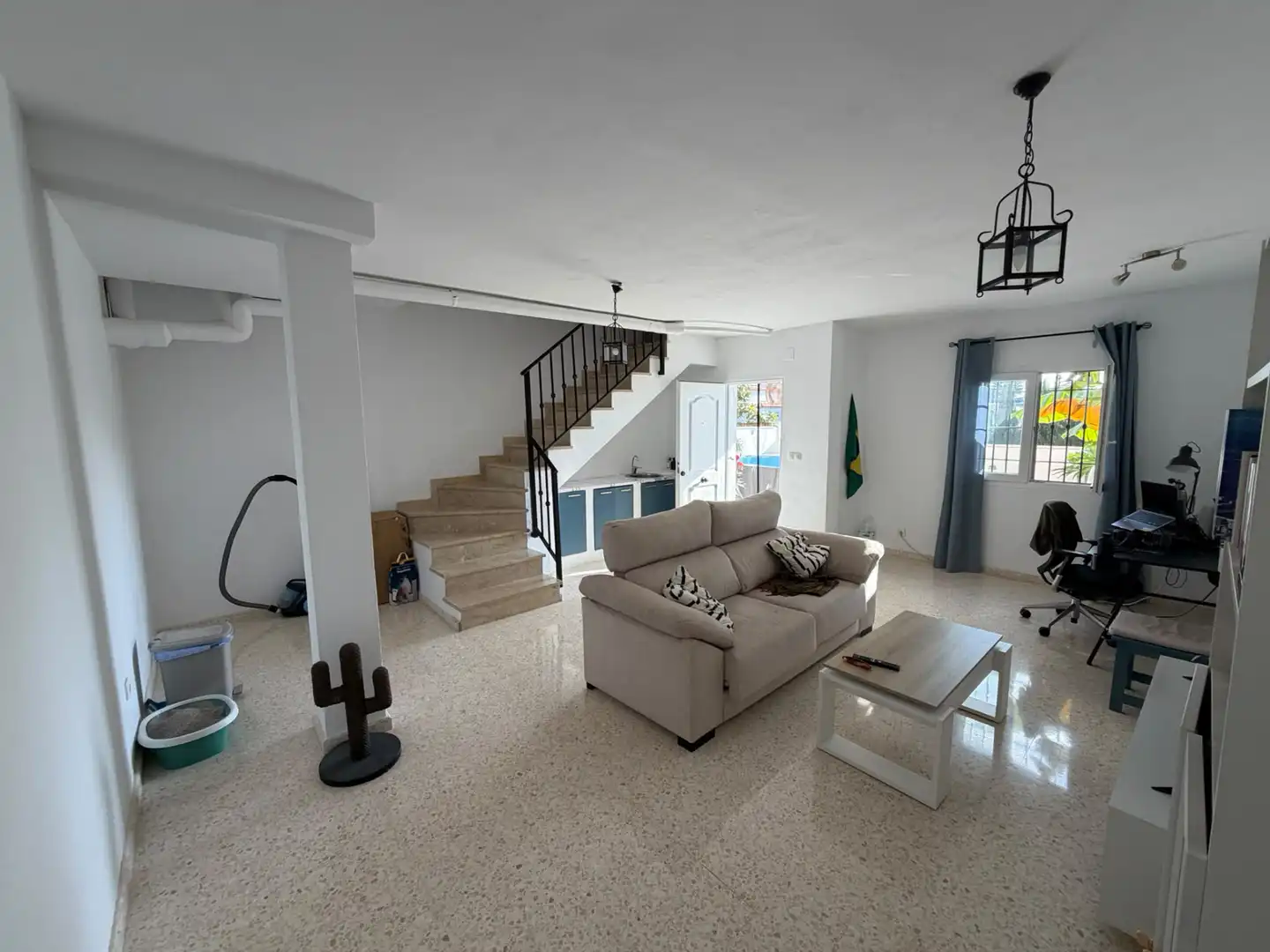 Sala d'estar de Casa adosada en venda en La Línea de la Concepción amb Moblat