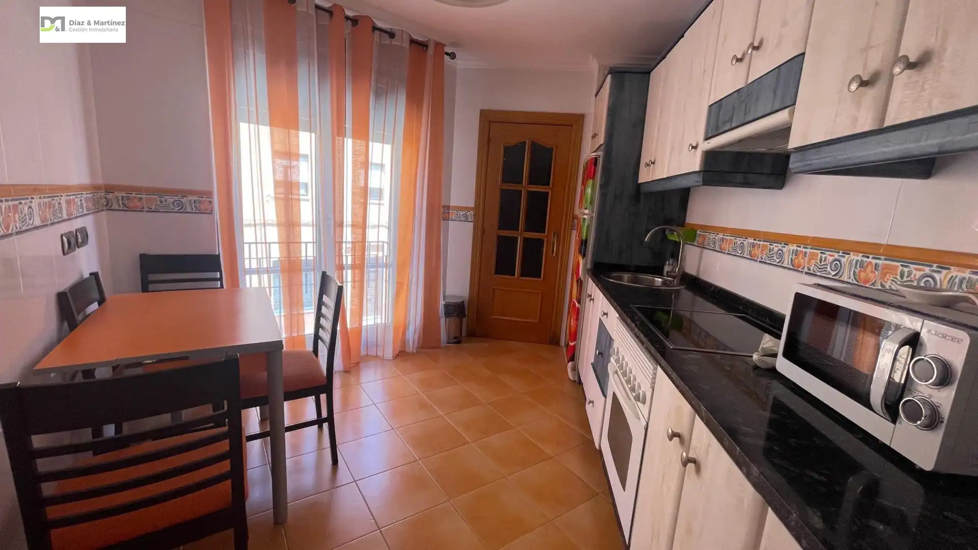 Cuina de Apartament de lloguer en León Capital  amb Calefacció, Parquet i Moblat