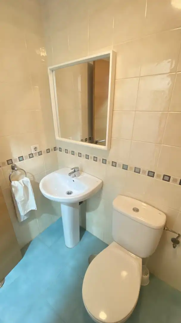 Badezimmer von Wohnung zum Verkauf in Los Corrales de Buelna  mit Heizung, Parkett und Möbliert