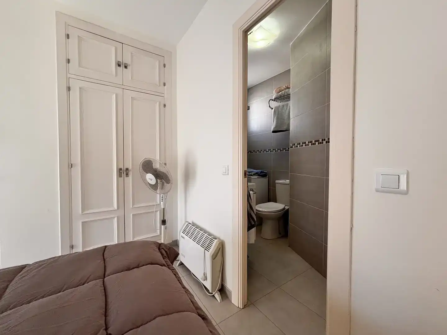 Baño de Apartamento para compartir en Estepona con Aire acondicionado, Trastero y Piscina