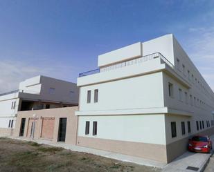 Vista exterior de Casa o xalet en venda en Cantillana amb Traster i Piscina comunitària