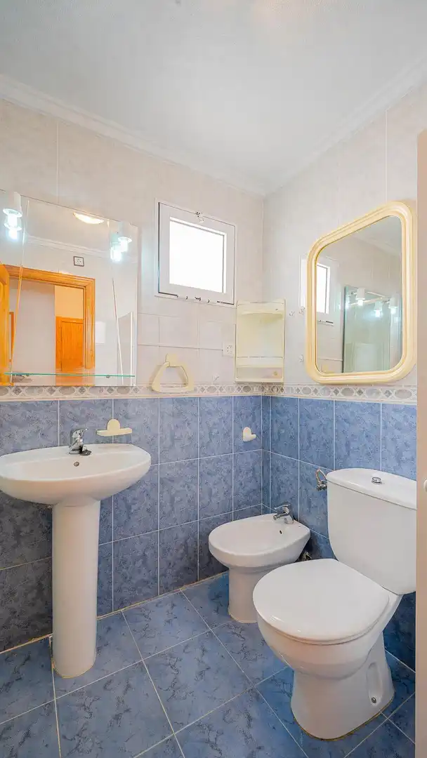 Bany de Apartament en venda en Torrevieja amb Aire condicionat, Terrassa i Moblat