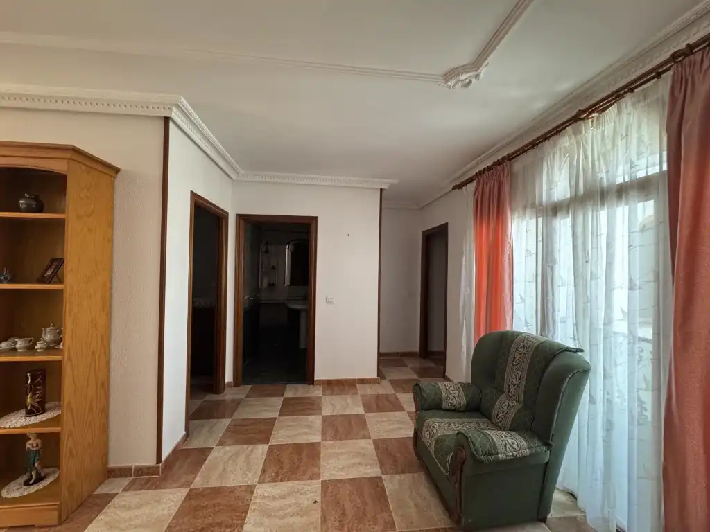 Sala d'estar de Casa o xalet en venda en Valencia de las Torres amb Aire condicionat, Terrassa i Piscina