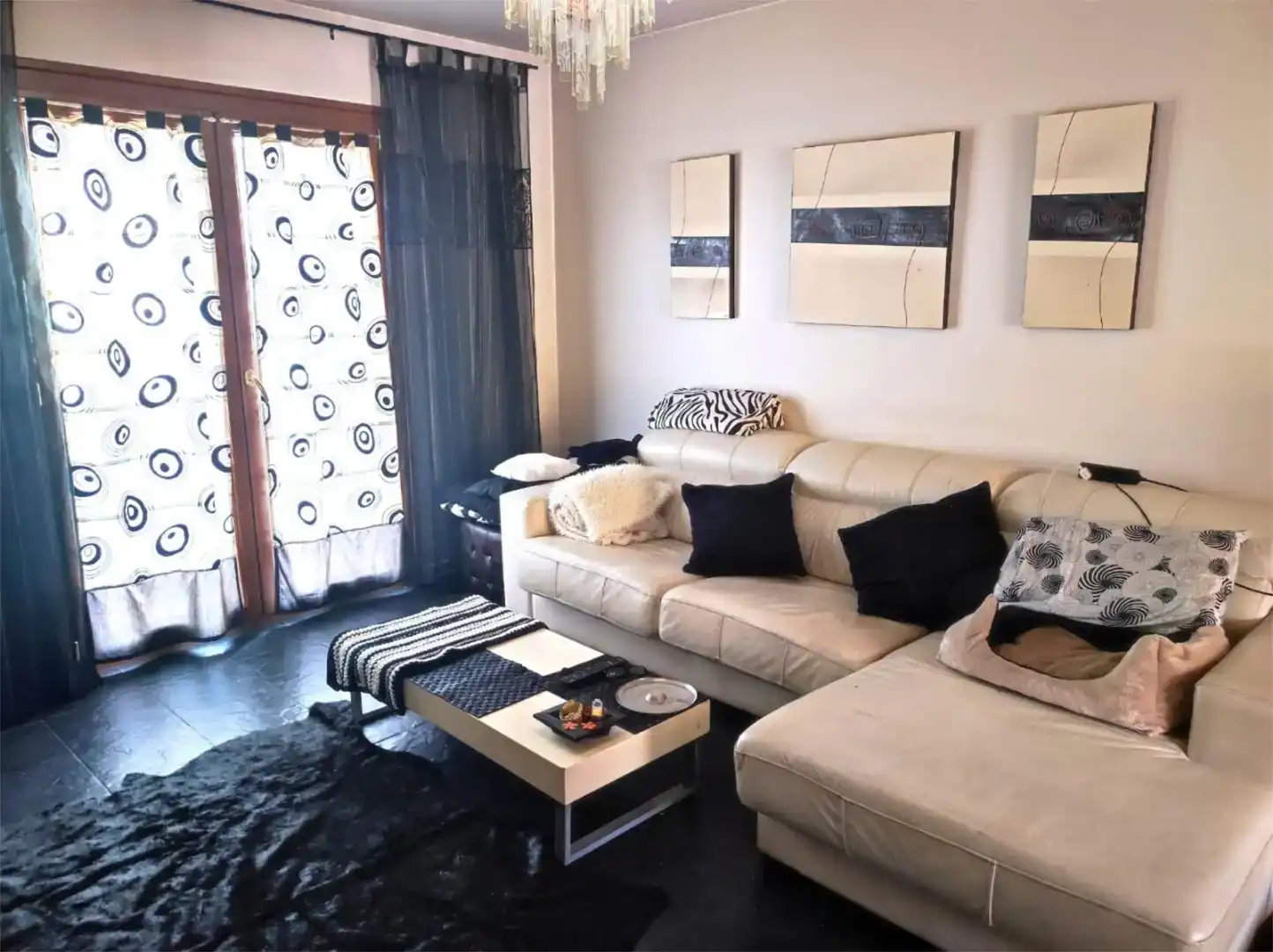 Sala d'estar de Casa adosada en venda en Galar amb Balcó