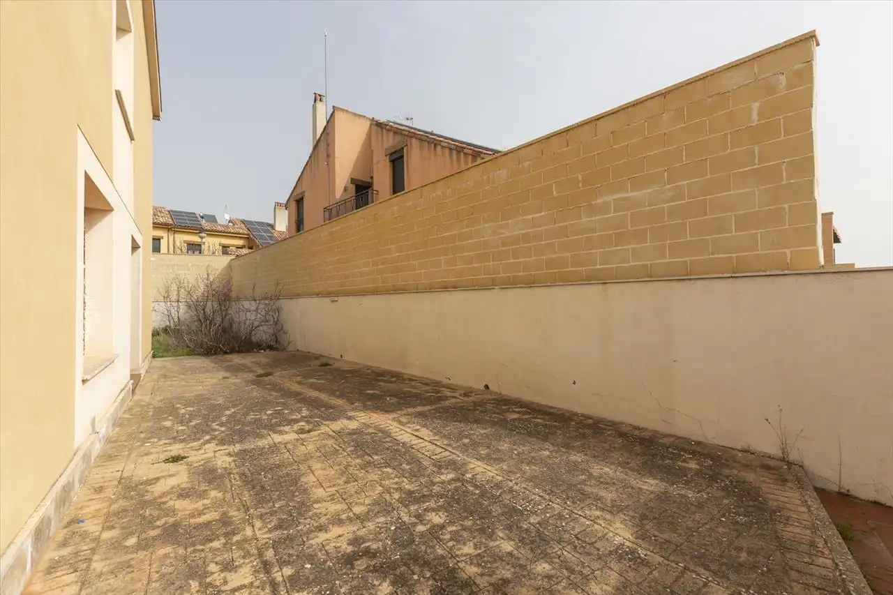 Aparcament de Casa adosada en venda en Valdelaguna