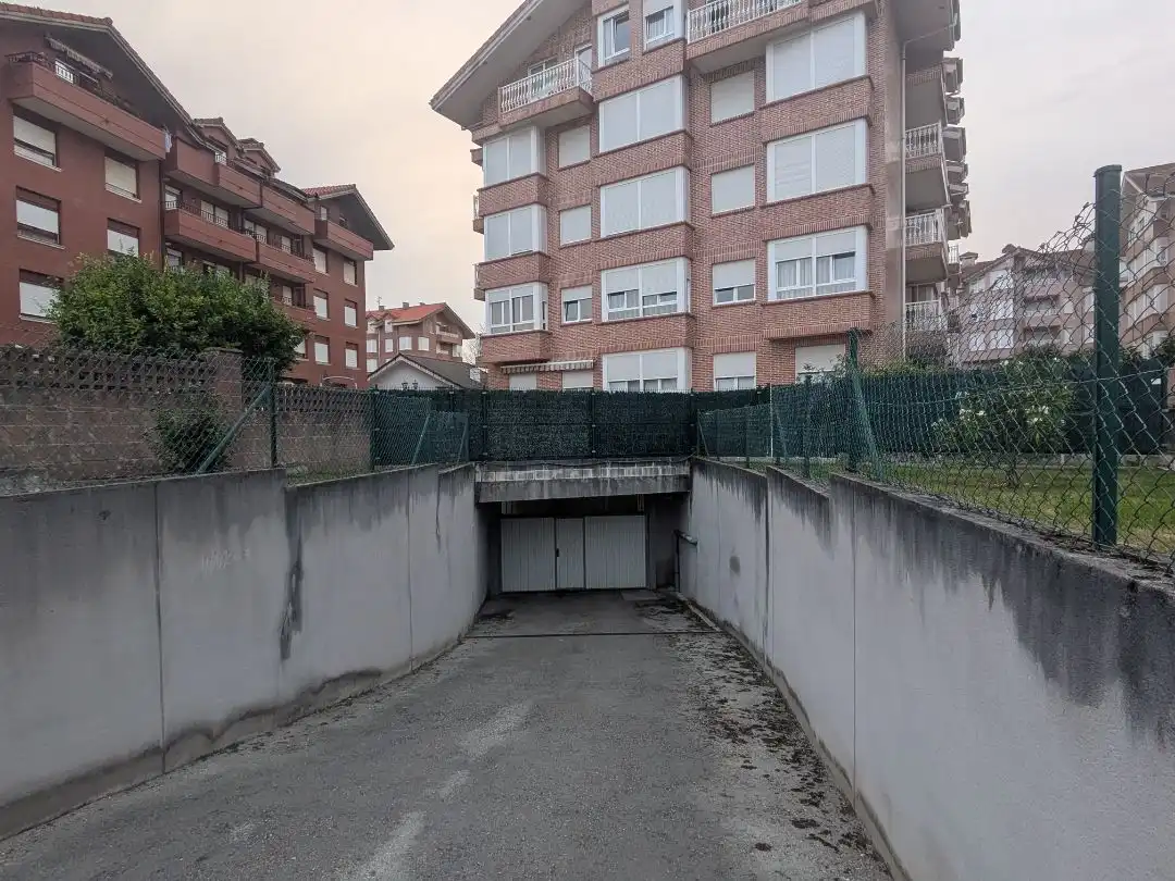 Aparcament de Pis en venda en Noja amb Terrassa, Piscina i Balcó