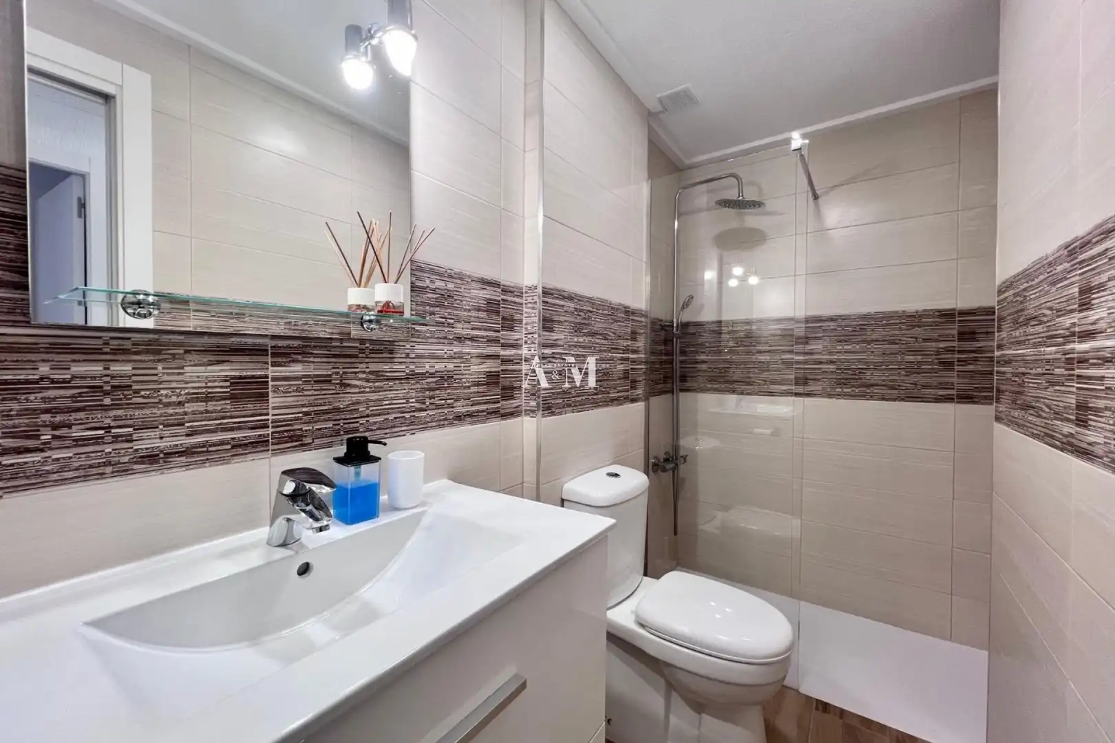 Badezimmer von Haus oder Chalet zur Miete in Torrevieja mit Klimaanlage, Heizung und Parkett