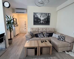 Sala d'estar de Apartament de lloguer en  Madrid Capital amb Aire condicionat, Calefacció i Moblat