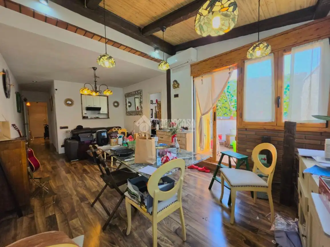 Sala d'estar de Pis en venda en Santa Coloma de Gramenet amb Aire condicionat, Parquet i Terrassa