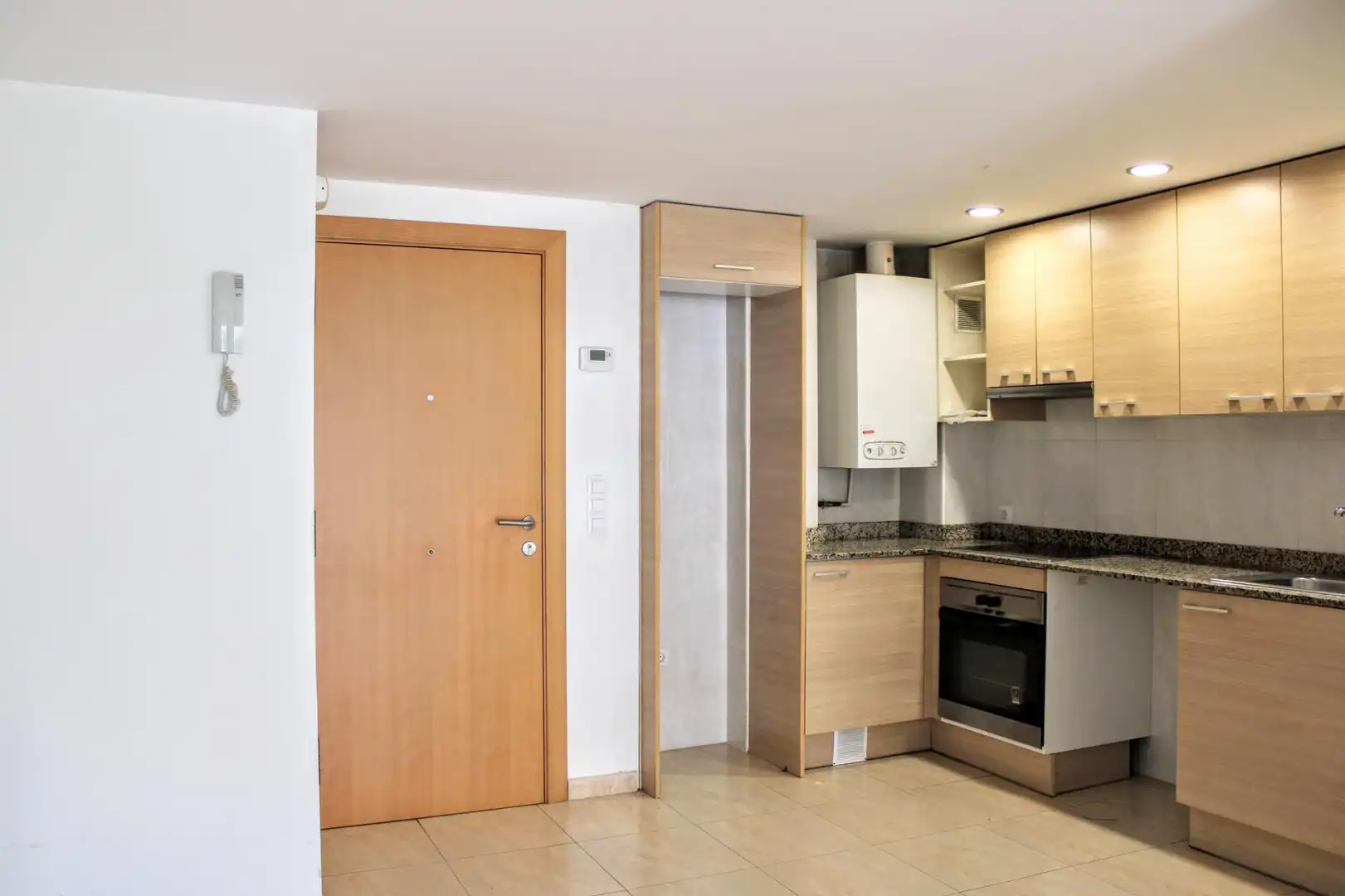Küche von Wohnung zum Verkauf in Cassà de la Selva mit Heizung, Ofen und Balkon