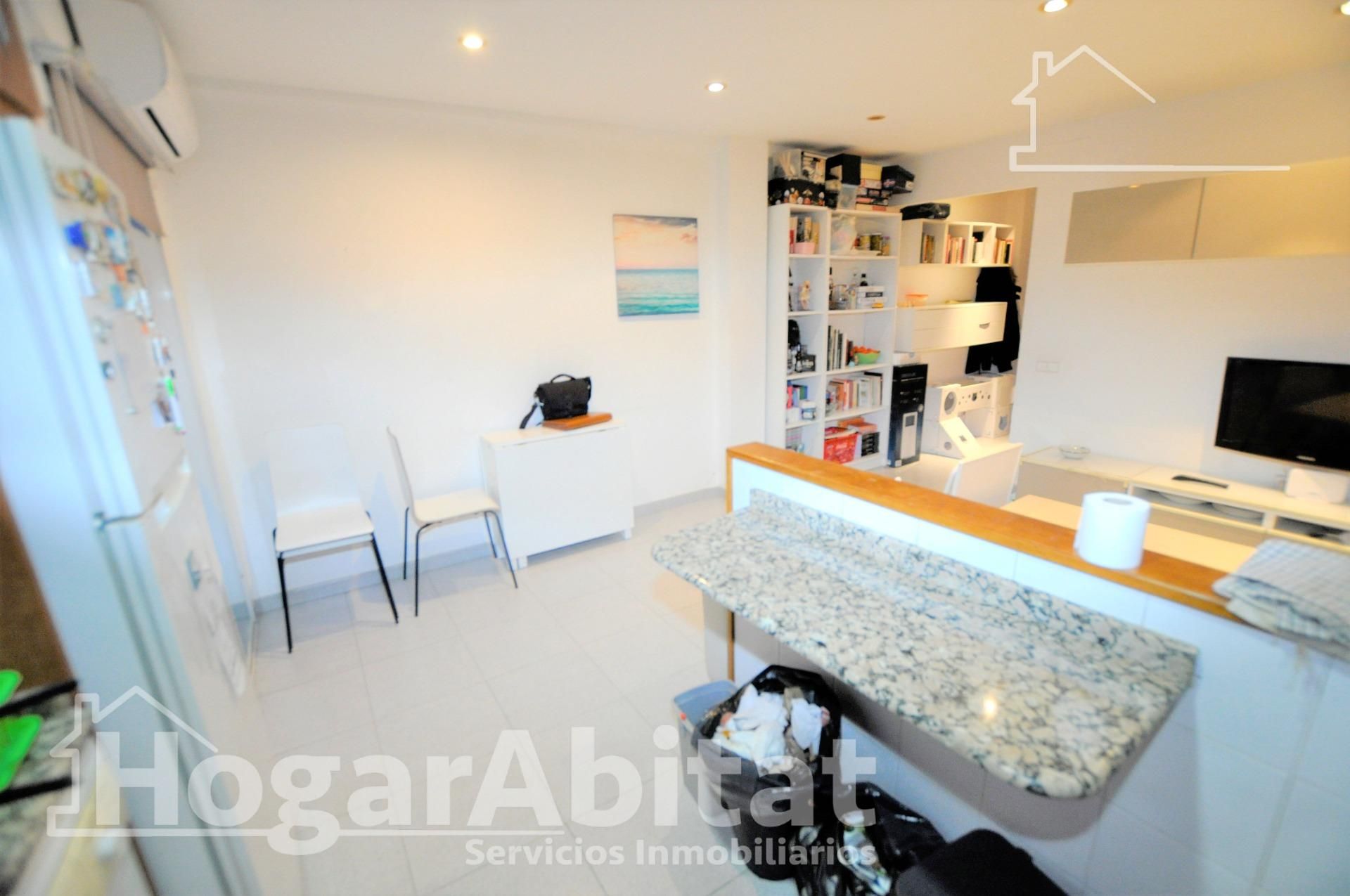 Living room of Flat for sale in  Valencia Capital  with Air Conditioner, Furnished and Balcony